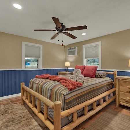 Ohana Ranch Cabin - 12 Minutes To Historic Main St Fredericksburg Eksteriør bilde