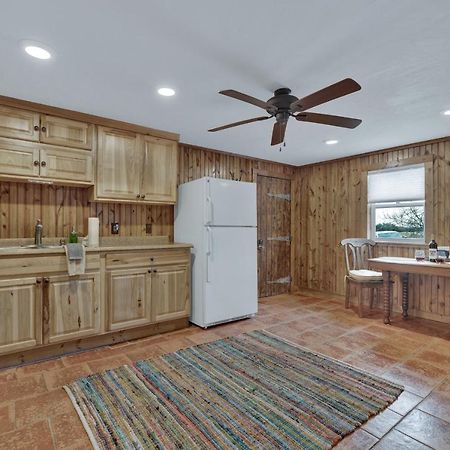 Ohana Ranch Cabin - 12 Minutes To Historic Main St Fredericksburg Eksteriør bilde