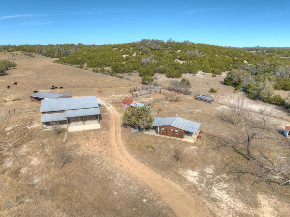Ohana Ranch Cabin - 12 Minutes To Historic Main St Fredericksburg Eksteriør bilde